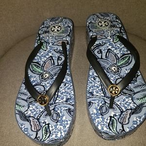 Tory Burch Thandie wedfe flip flops